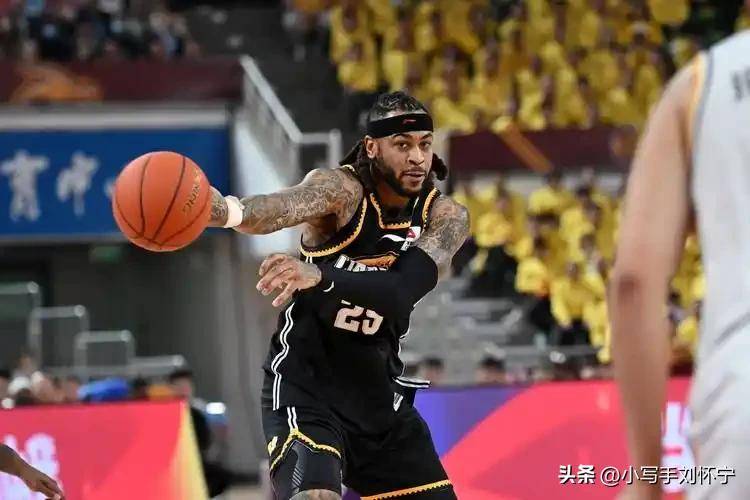 为什么贾队长解说篮球比赛，要比专业的篮球解说员还要有优势？