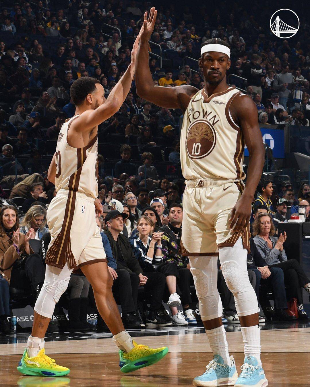 库里27+10+2盖帽+6记3分创NBA神迹,勇士完胜国王创纪录!威少13+7