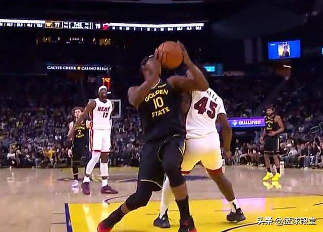 开云网站-噩梦！巴特勒膝盖扭傷(shāng)，被队友(yǒu)搀扶廻(huí)更(gèng)衣室，退場(chǎng)露微笑真(zhēn)硬汉！