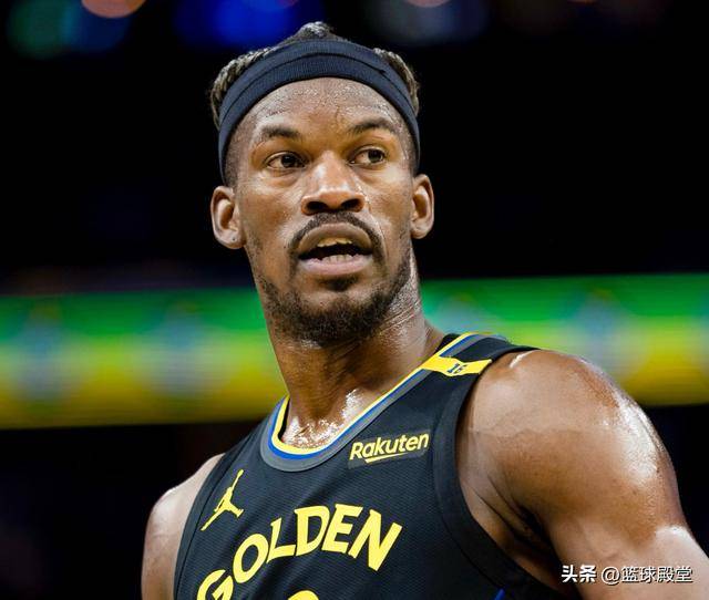 噩梦！巴特勒膝盖扭伤，被队友搀扶回更衣室，退场露微笑真硬汉！